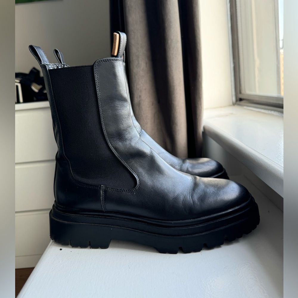 Zara black boots (barely worn)